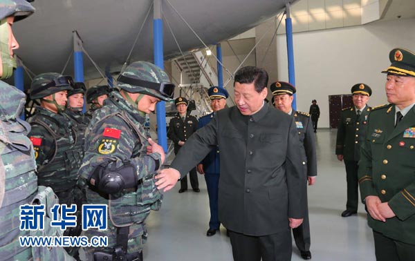 這是習(xí)近平同特戰(zhàn)隊(duì)員親切交談，詳細(xì)詢問他們的教學(xué)訓(xùn)練和生活情況。