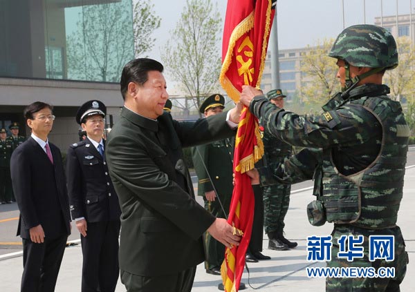這是習(xí)近平將隊(duì)旗鄭重授予“獵鷹突擊隊(duì)”大隊(duì)長。