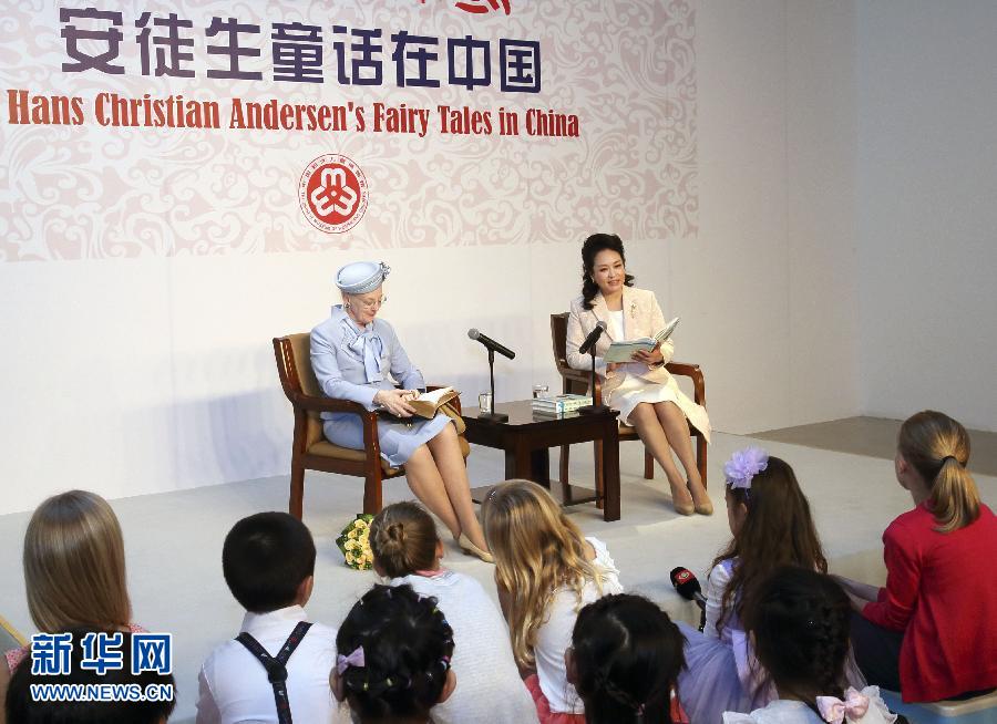 這是彭麗媛和瑪格麗特二世來到兩國孩子們當中，為孩子們朗讀安徒生童話《丑小鴨》選段。