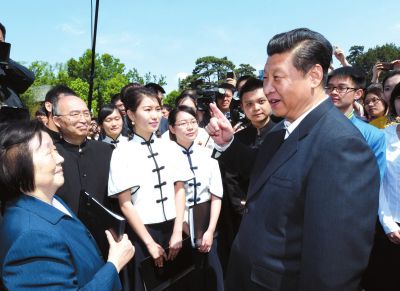 習(xí)近平在校園觀看北大師生紀(jì)念五四運(yùn)動(dòng)95周年青春詩(shī)會(huì)時(shí)同朗誦者親切交談。新華社發(fā)
