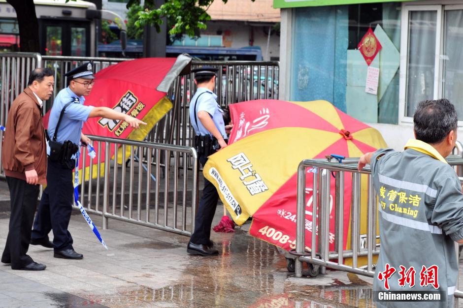 圖為警方在案發(fā)現(xiàn)場取證調(diào)查。