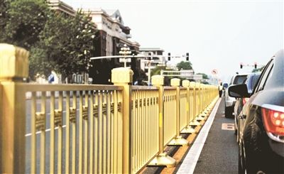 從復(fù)興門(mén)到建國(guó)門(mén)，長(zhǎng)安街一線全部更換為金色護(hù)欄 攝影/本報(bào)記者 郝羿