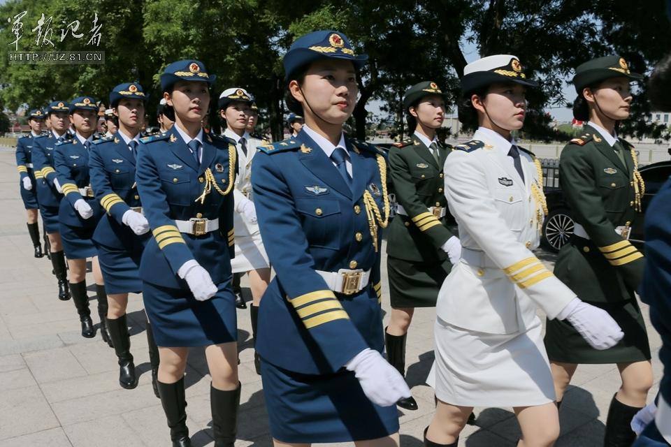 解放軍首批女儀仗兵亮相，90%以上擁有大專(zhuān)以上學(xué)歷，平均身高1.72米。圖為女兵儀仗隊(duì)。