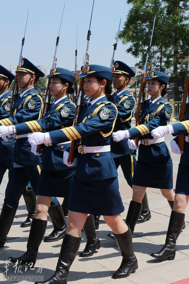 　解放軍首批女儀仗兵亮相，90%以上擁有大專(zhuān)以上學(xué)歷，平均身高1.72米。圖為女兵儀仗隊(duì)。