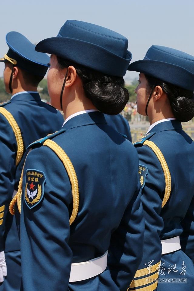 解放軍首批女儀仗兵亮相，90%以上擁有大專(zhuān)以上學(xué)歷，平均身高1.72米。圖為女兵儀仗隊(duì)。