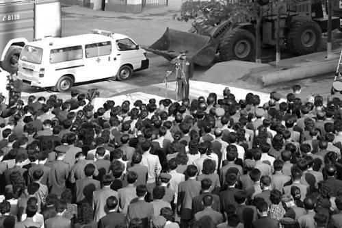 　17日，一名朝鮮高官在事故現(xiàn)場(chǎng)向市民致歉。