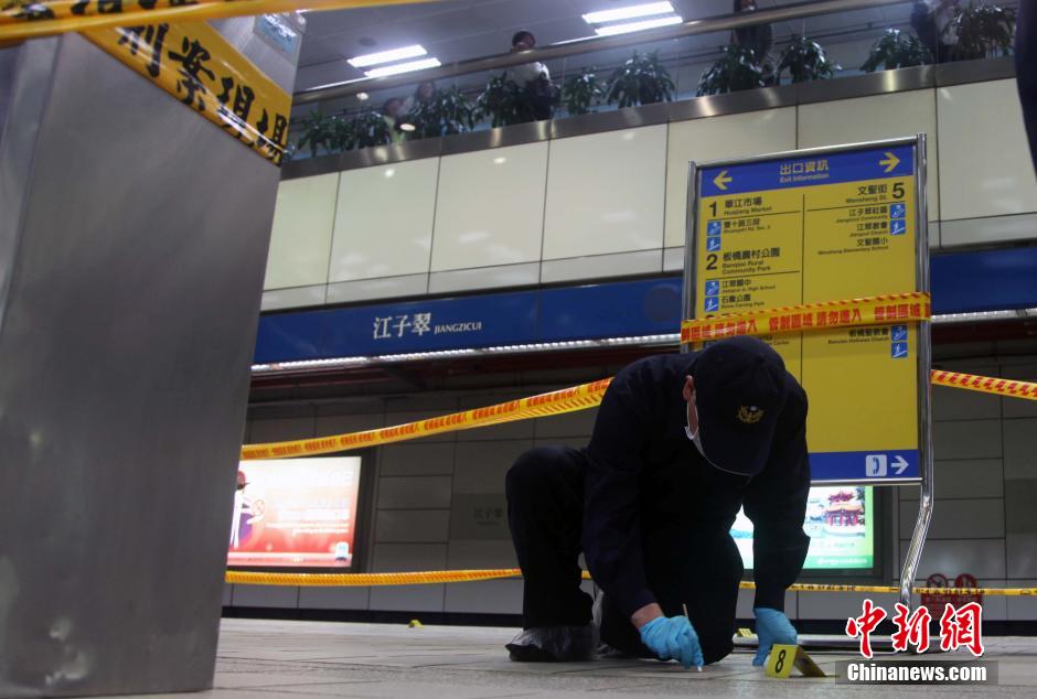 圖為新北市警察在現(xiàn)場(chǎng)勘查。中新社發(fā) 劉舒凌 攝