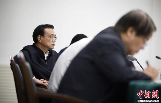 李克強(qiáng)在赤峰主持召開部分企業(yè)與金融機(jī)構(gòu)負(fù)責(zé)人座談會。