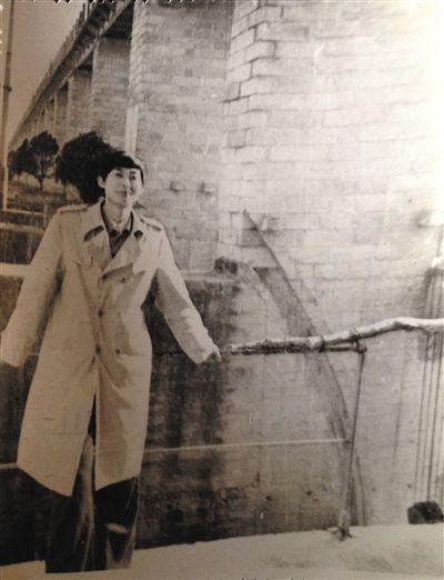 1995年，于英生在蚌埠淮河閘上留影。