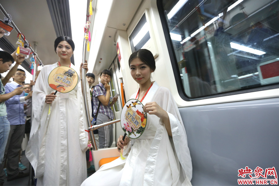 乘著龍舟“穿越”到鄭州的兩位古裝美女。