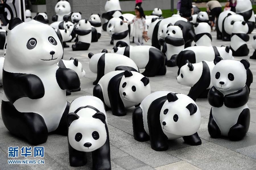 這是6月2日在上海靜安嘉里中心廣場拍攝的萌態(tài)百出的“熊貓”大軍。