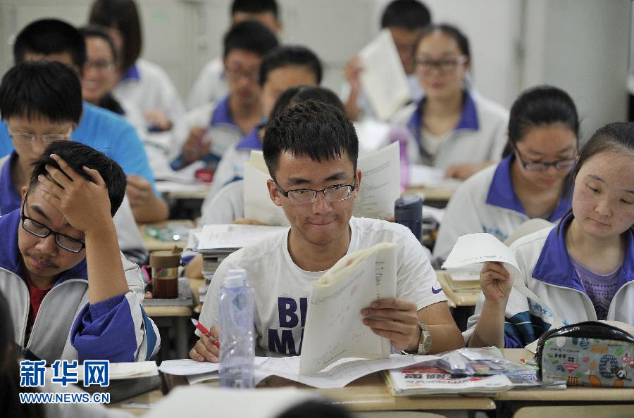 6月3日，銀川一中高三學生在教室里復習功課。