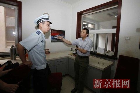 國(guó)家文物局的一名工作人員正在與執(zhí)法人員對(duì)峙。新京報(bào)記者 高瑋 攝