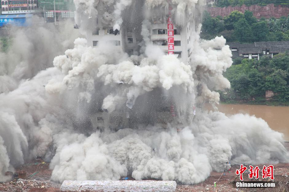 6月6日13時，貴州仁懷茅臺大橋及鐘樓整體爆破成功。