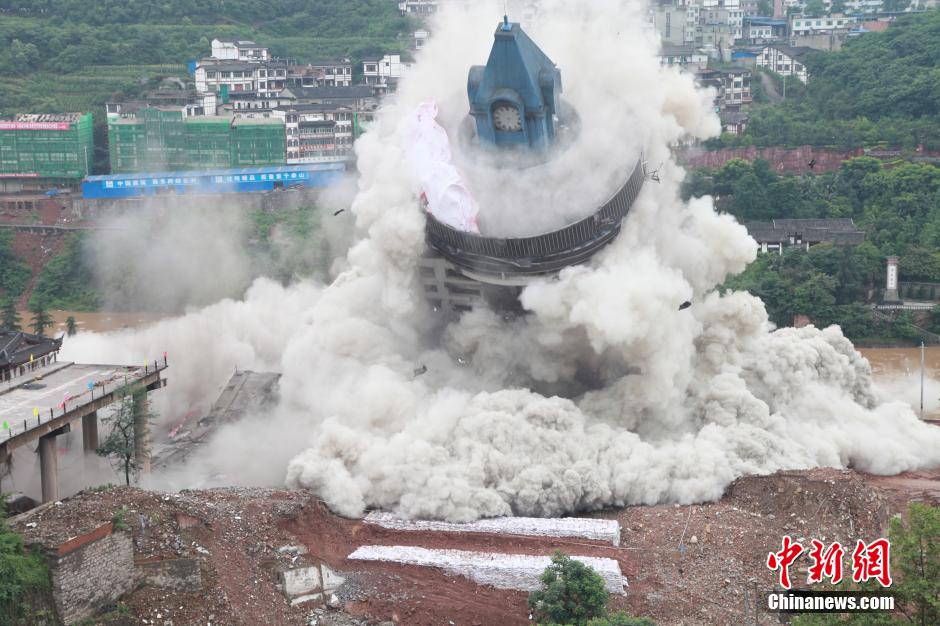6月6日13時，貴州仁懷茅臺大橋及鐘樓整體爆破成功。