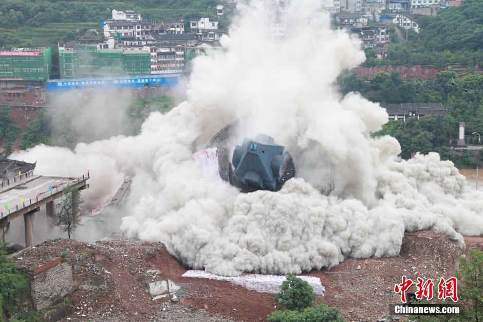 6月6日13時，貴州仁懷茅臺大橋及鐘樓整體爆破成功。