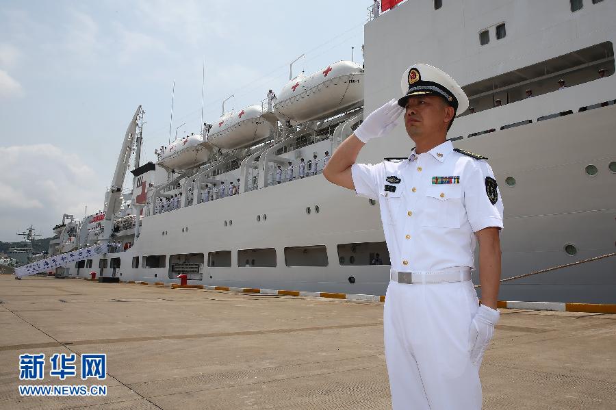  6月9日，在浙江舟山某軍港，和平方舟醫(yī)院船船長(zhǎng)章榮華請(qǐng)示起航。