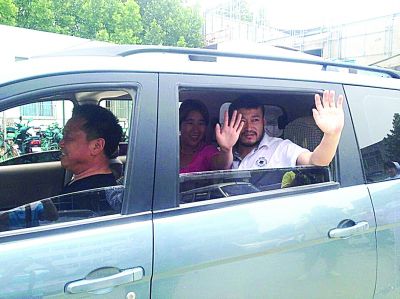 孫正龍和妻子、家人，揮手和醫(yī)護(hù)人員告別。張凌飛