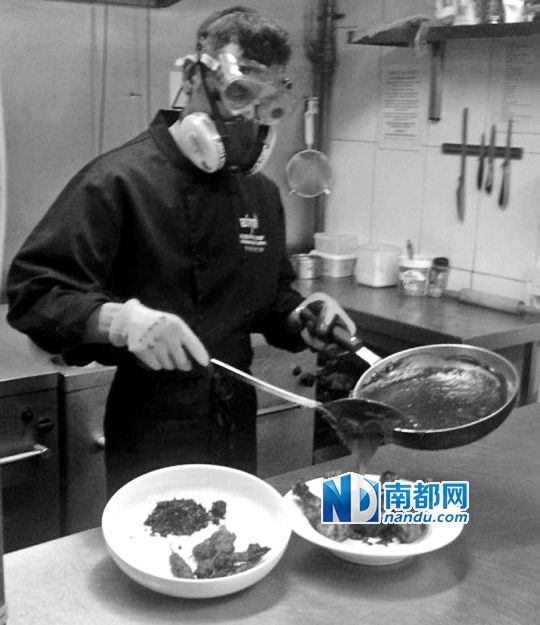 廚師在烹制最辣雞腿醬時要戴“防辣”面罩。