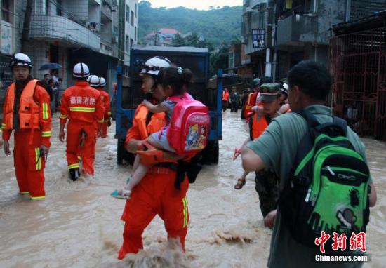 6月19日，短時(shí)強(qiáng)降雨導(dǎo)致福州長(zhǎng)樂市玉田鎮(zhèn)轄區(qū)內(nèi)多處被洪水圍困，大量人員被困。朱曉航 黃綠榮 圖/文