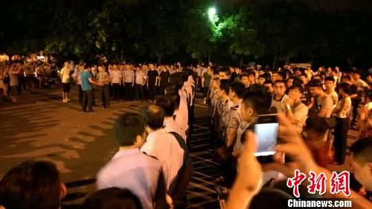 大批警力集中撤離現(xiàn)場。 王剛 攝