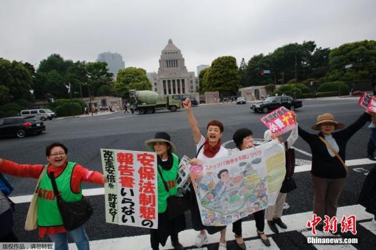 當(dāng)?shù)貢r(shí)間5月13日，日本示威者在位于東京的國(guó)會(huì)議事堂外高喊口號(hào)，反對(duì)日本政府計(jì)劃修憲以解禁自衛(wèi)權(quán)。