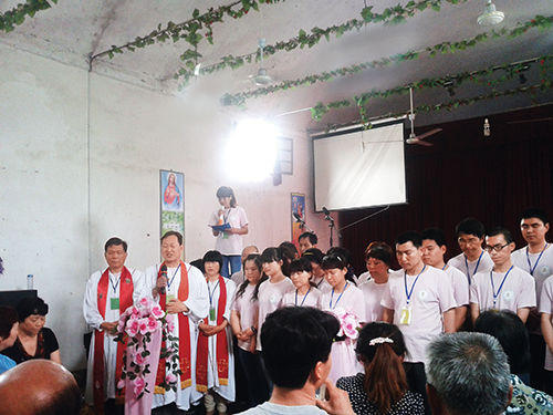 2013 年初，“全范圍教會(huì)”的信徒在參加集會(huì)。