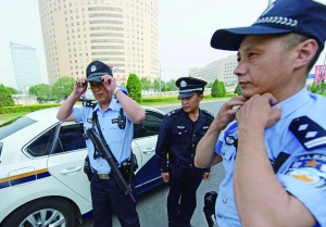 鳥巢附近,兩名民警和一名輔警負(fù)責(zé)該區(qū)域的巡邏任務(wù)。