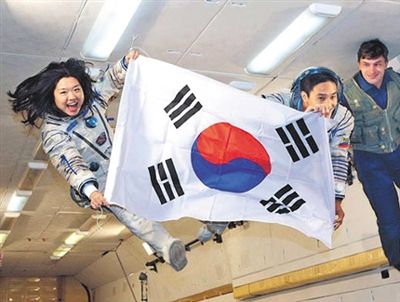 　2007年9月10日，李炤燕（左）在俄羅斯首都莫斯科接受零重力飛行訓練。