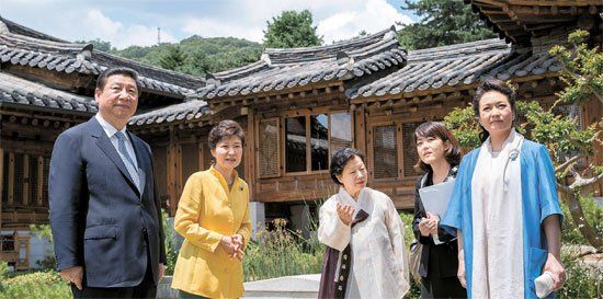 照片中左起分別是習近平、樸槿惠、家具博物館館長鄭美淑(音)、隨同翻譯、彭麗媛。