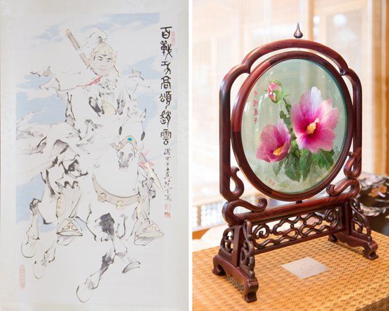 　當?shù)貢r間2014年7月4日，中國國家主席習近平向韓國總統(tǒng)樸槿惠贈送的趙云畫像（左）和木槿花玻璃工藝