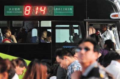 2014年5月22日,乘客在北京大北窯南乘坐開往燕郊的814路公交車。