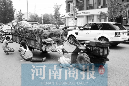 兩車相蹭后，小陳與妻子慌了神