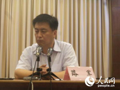 面對近百名記者，路軍當(dāng)場哭泣，現(xiàn)場集體為遇難者默哀。