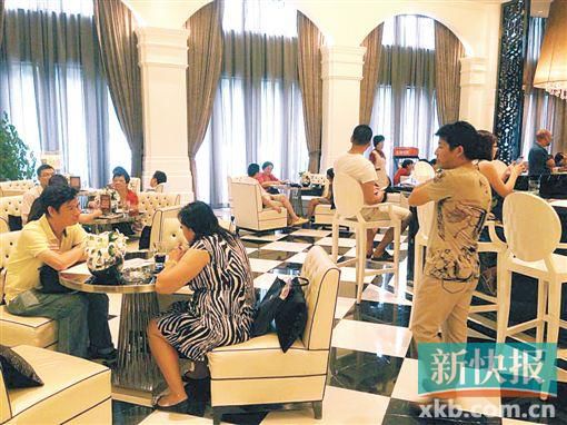 　昨天雖是工作日,但南海區(qū)某樓盤客流不少。