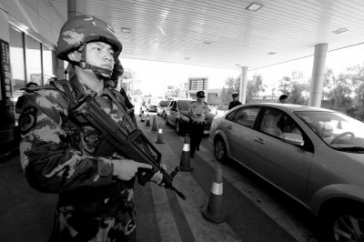 武警持槍警戒進駐檢查站。