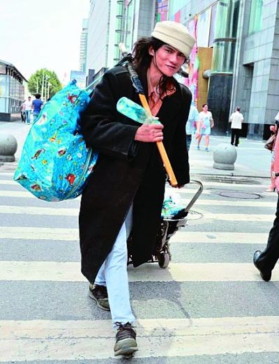 在武廣附近拍攝到的拾荒男。
