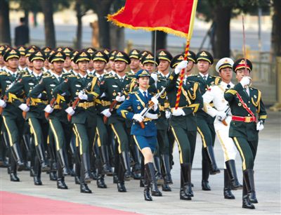 昨日，151人最大陣容的三軍儀仗隊(duì)，著新式禮賓服接受檢閱。這也是解放軍儀仗隊(duì)、軍樂團(tuán)新式禮賓服首次亮