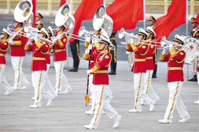 昨日，紅白相配的解放軍軍樂團(tuán)行進(jìn)演奏服亮相。杜洋 攝