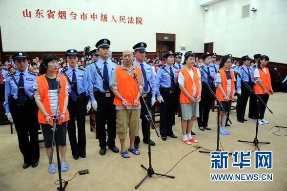 8月21日，被告人張帆、張立冬、呂迎春、張航、張巧聯(lián)到庭。法庭逐一核對被告人身份。