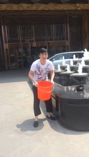王思聰在進行冰桶挑戰(zhàn)。