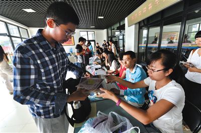 8月23日，清華大學(xué)新生在辦理入學(xué)手續(xù)。