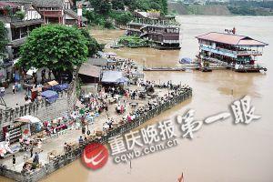 沙坪壩區(qū)磁器口，江水逼近休閑平臺。