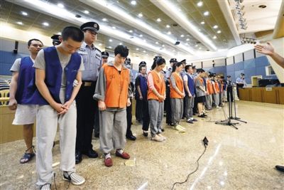 庭審現(xiàn)場。昨日，26名跨國電信詐騙嫌疑人在市一中院受審。