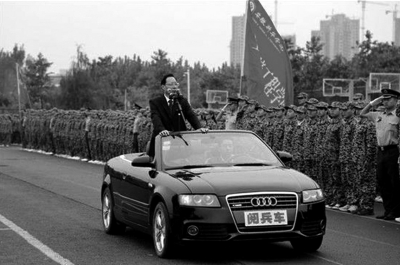安徽新華學(xué)院院長乘敞篷車“閱兵”場(chǎng)面。網(wǎng)絡(luò)截圖