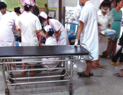 9月22日，在湖南省醴陵市第二醫(yī)院，爆炸事故傷員在接受救治（手機(jī)拍攝）。新華社發(fā)