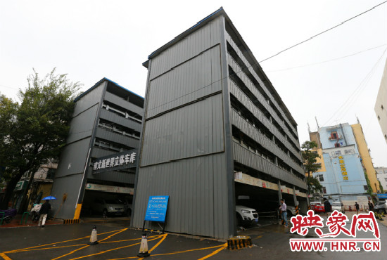 目前，市區(qū)內(nèi)的停車場數(shù)量還不能滿足廣大市民的需求。