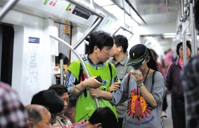 地鐵14號(hào)線，一名乘客正在車廂內(nèi)飲食。