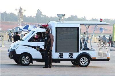 國慶節(jié)將至，昨日，天安門廣場增設新型巡邏車。該車配有遠射燈、顯示大屏、車頂攝像頭等設備。圖/CFP
