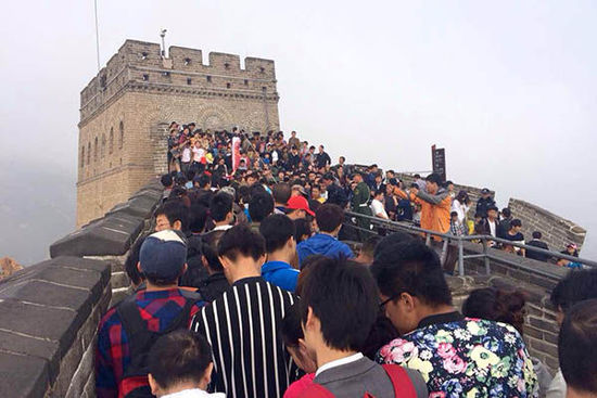 北京八達(dá)嶺長(zhǎng)城，游客在長(zhǎng)城上艱難移動(dòng)。